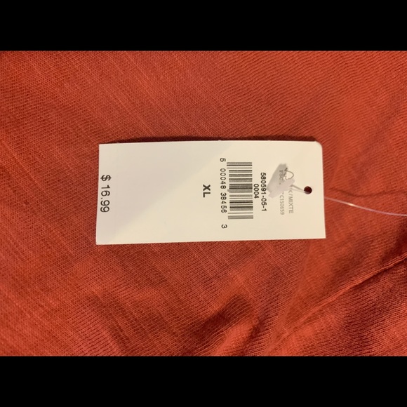 XL red shirt. NWT OLD NAVY. - Picture 4 of 6